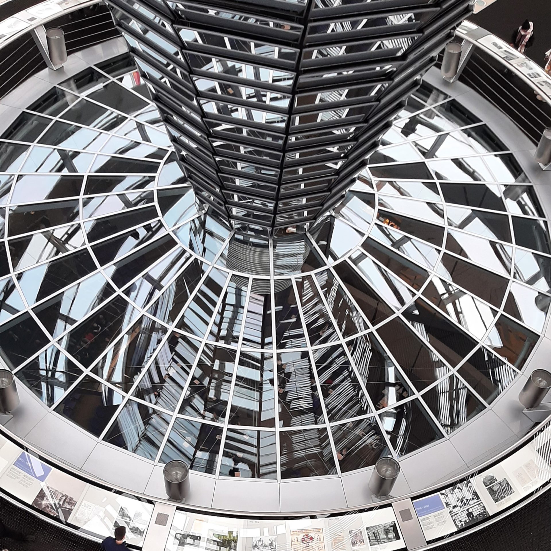 Blick in den Plenarsaal des Reichstagsgebäudes